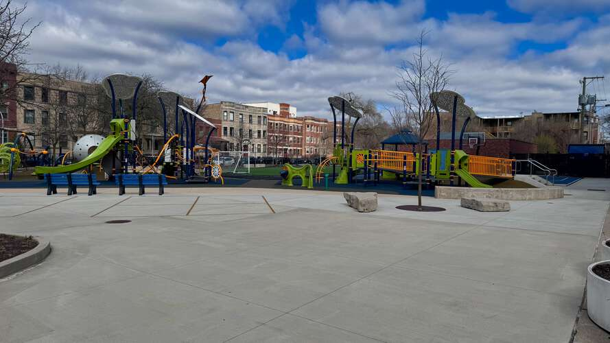 Parque infantil construido por la comunidad