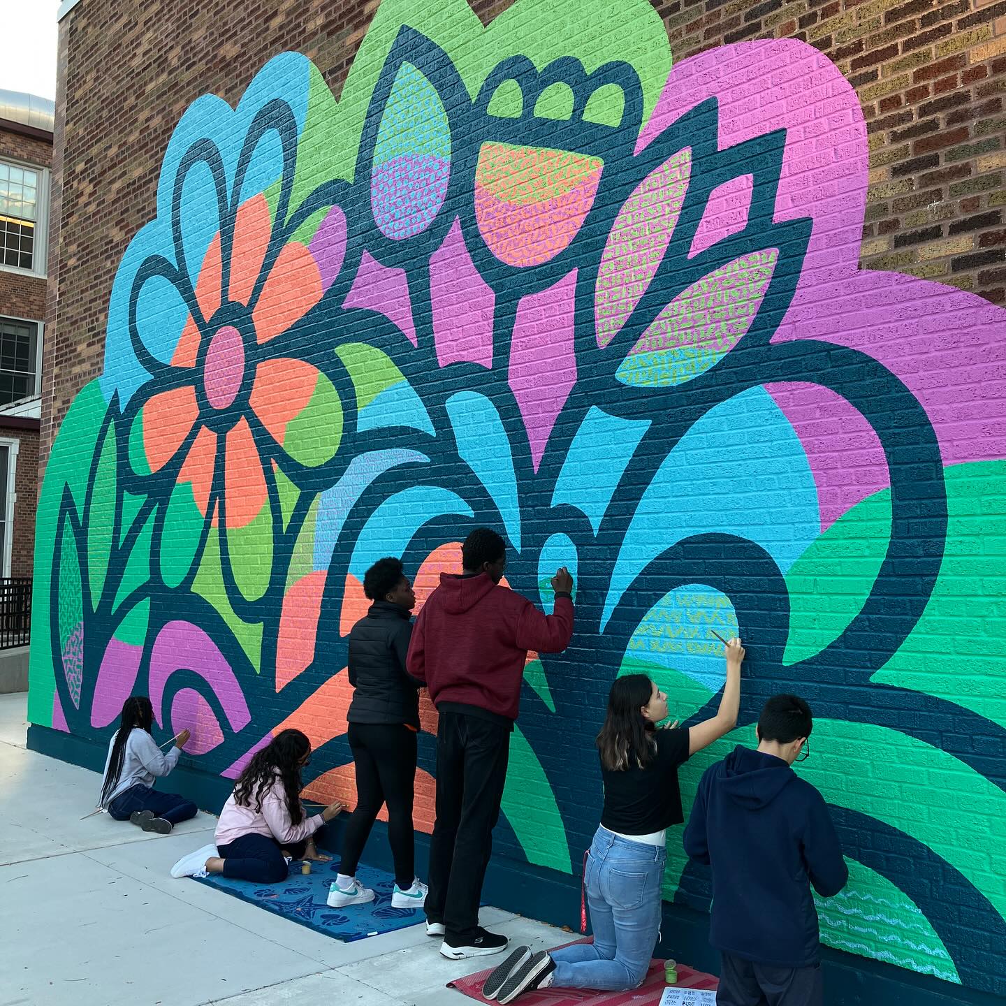 Élèves peignant la fresque